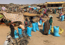 Biltine is de laatste stop voor de leegte van de Sahara Biltine Tsjaad straat