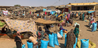 Biltine is de laatste stop voor de leegte van de Sahara Biltine Tsjaad straat