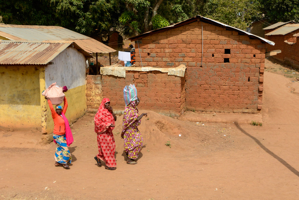 Vrouwen langs de weg in Kameroen