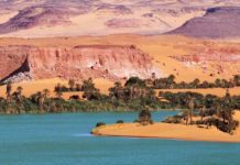 De meren van Ounianga in de Sahara De meren van Ounianga in de Sahara