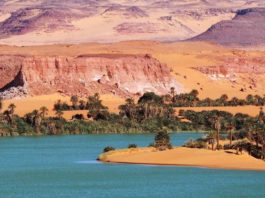 De meren van Ounianga in de Sahara De meren van Ounianga in de Sahara