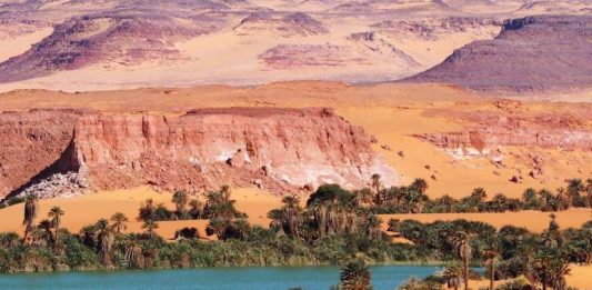 De meren van Ounianga in de Sahara De meren van Ounianga in de Sahara