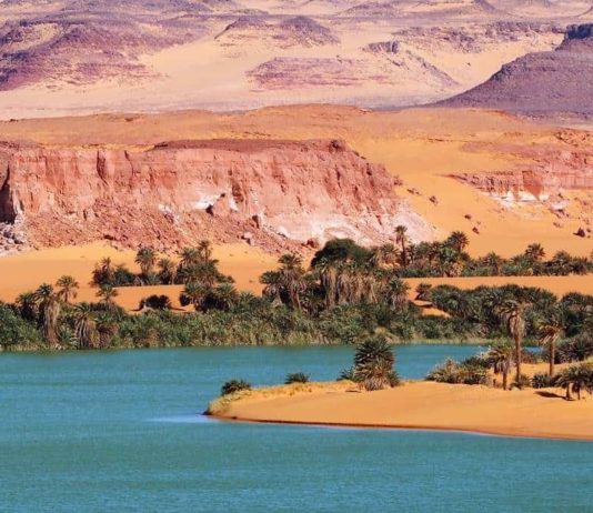 De meren van Ounianga in de Sahara De meren van Ounianga in de Sahara