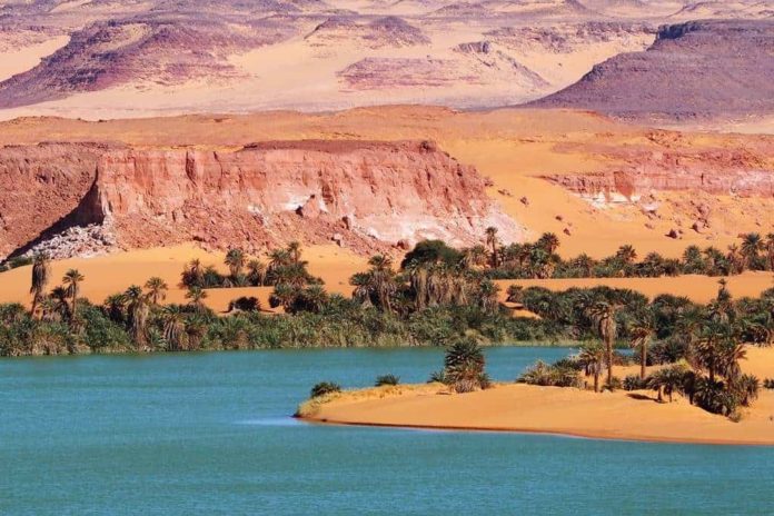 De meren van Ounianga in de Sahara