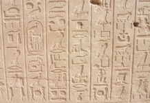 Archeologen vinden 4.300 jaar oude mummie mogelijk de oudste ooit in Egypte Vierduizend jaar oude tempel en mummies ontdekt in Egypte