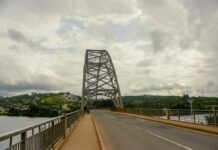 De Adomi Brug is een symbool van verbinding en vooruitgang Adomi brug Ghana