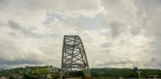 De Adomi Brug is een symbool van verbinding en vooruitgang Adomi brug Ghana