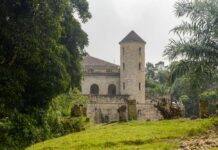 Château Vialé: Een Vergeten Oase in Togo Château Vialé Togo