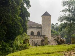 Château Vialé: Een Vergeten Oase in Togo Château Vialé Togo