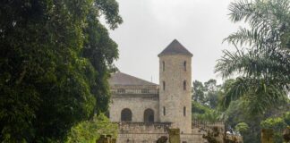 Château Vialé: Een Vergeten Oase in Togo Château Vialé Togo