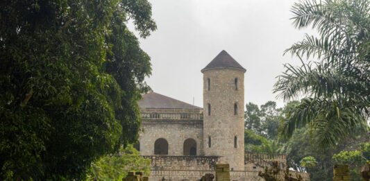 Château Vialé: Een Vergeten Oase in Togo Château Vialé Togo