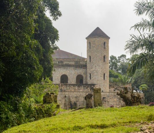 Château Vialé: Een Vergeten Oase in Togo Château Vialé Togo
