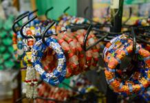 Het Verhaal van Krobo Kralen: Een Levend Erfgoed van Ghana Ghana Krobo kralen