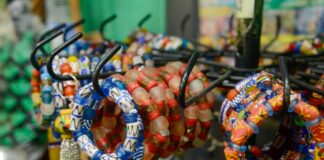 Het Verhaal van Krobo Kralen: Een Levend Erfgoed van Ghana Ghana Krobo kralen