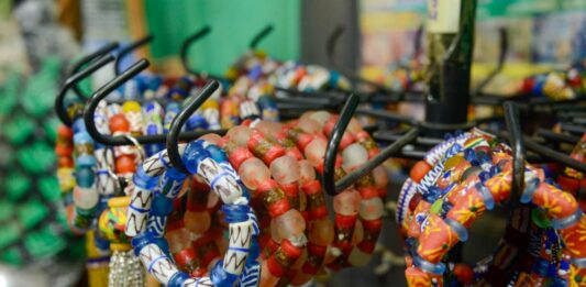 Het Verhaal van Krobo Kralen: Een Levend Erfgoed van Ghana Ghana Krobo kralen