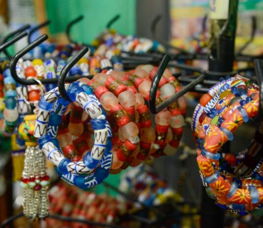 Het Verhaal van Krobo Kralen: Een Levend Erfgoed van Ghana Ghana Krobo kralen