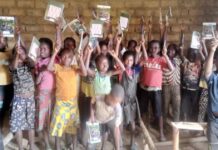 Schoolspullen en educatief magazine voor natuurbewustzijn in Monkoto