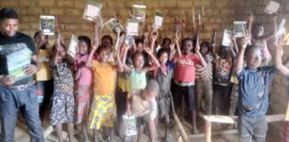 Schoolspullen en educatief magazine voor natuurbewustzijn in Monkoto