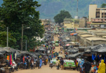 Man de stad tussen 18 bergen