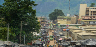 Man de stad tussen 18 bergen