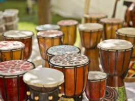 Okahandja – De ziel van Namibië in hout gesneden Kraampjes vol handgesneden houten beelden op de houtsnijwerkmarkt van Okahandja, Namibië