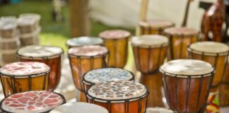 Okahandja – De ziel van Namibië in hout gesneden Kraampjes vol handgesneden houten beelden op de houtsnijwerkmarkt van Okahandja, Namibië