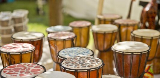 Okahandja – De ziel van Namibië in hout gesneden Kraampjes vol handgesneden houten beelden op de houtsnijwerkmarkt van Okahandja, Namibië