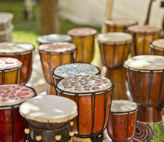 Okahandja – De ziel van Namibië in hout gesneden Kraampjes vol handgesneden houten beelden op de houtsnijwerkmarkt van Okahandja, Namibië