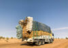 Arada: waar de Sahara nooit stil staat Overladen vrachtwagens in Arada het hart van Tsjaad