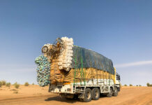 Arada: waar de Sahara nooit stil staat Overladen vrachtwagens in Arada het hart van Tsjaad