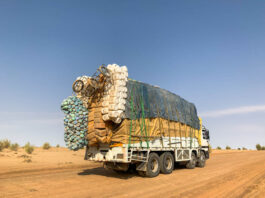 Arada: waar de Sahara nooit stil staat Overladen vrachtwagens in Arada het hart van Tsjaad