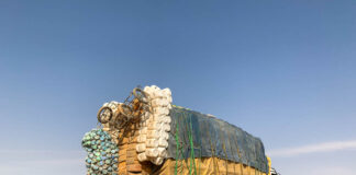 Arada: waar de Sahara nooit stil staat Overladen vrachtwagens in Arada het hart van Tsjaad