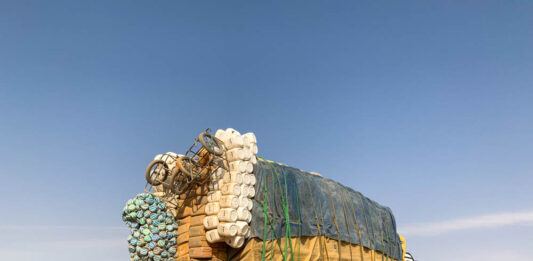 Arada: waar de Sahara nooit stil staat Overladen vrachtwagens in Arada het hart van Tsjaad