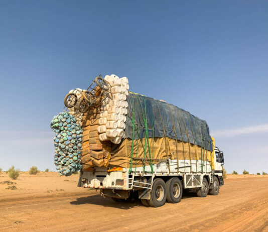 Arada: waar de Sahara nooit stil staat Overladen vrachtwagens in Arada het hart van Tsjaad