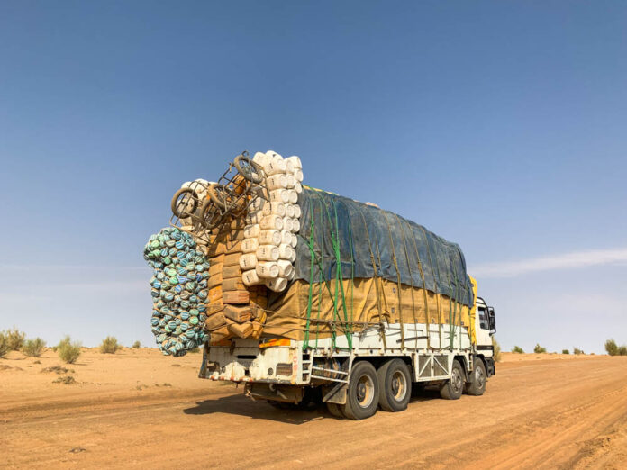 Overladen vrachtwagens in Arada het hart van Tsjaad