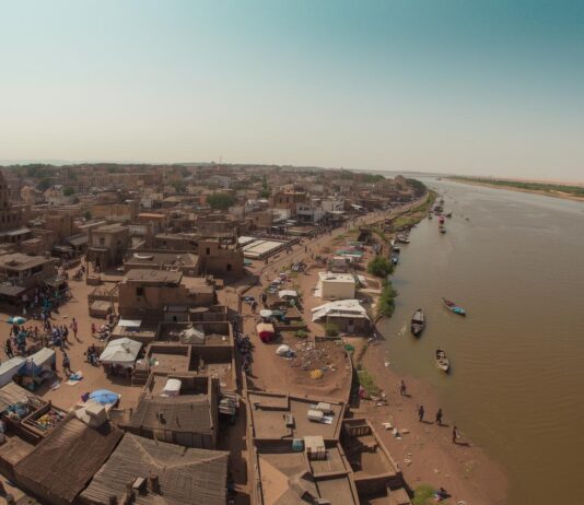 Gao – eeuwenoude handelsstad aan de Niger De stad Gao in Mali aan de Niger rivier
