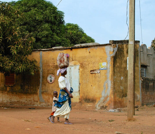 Kédougou – het avontuurlijke zuidoosten van Senegal Kédougou Senegal – heuvels en rivierlandschap in het zuidoosten van het land