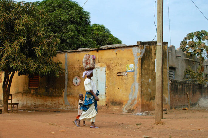 Kédougou Senegal – heuvels en rivierlandschap in het zuidoosten van het land