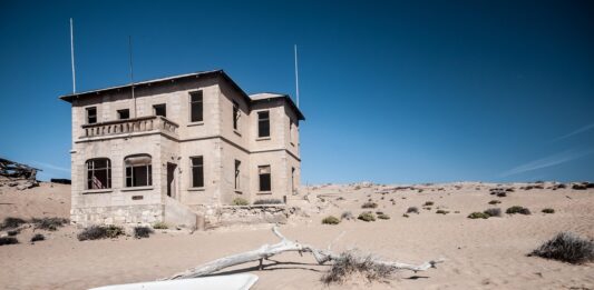 Kolmanskop – De verzilte stilte van een woestijnstadje in Namibië Kolmanskop Namibië