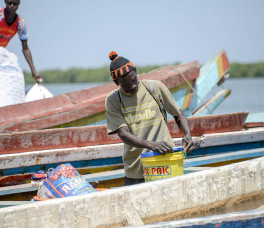 Sédhiou Sédhiou Senegal – rivier en traditionele huizen in Casamance
