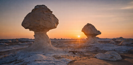 Verdwaald tussen de kalkstenen sculpturen van de Egyptische woestijn Egyptische woestijn