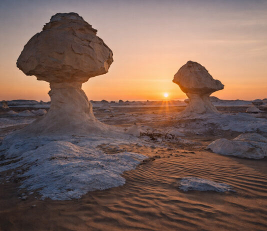 Verdwaald tussen de kalkstenen sculpturen van de Egyptische woestijn Egyptische woestijn