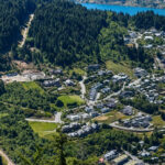 Paraglider boven Queenstown