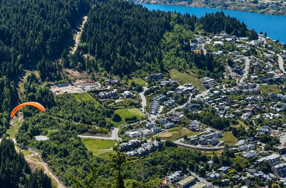 Paraglider boven Queenstown