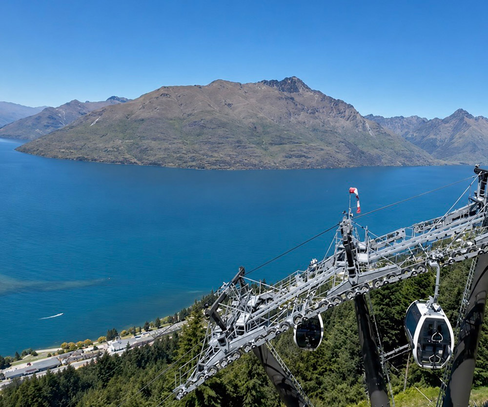 Skyline Gondola met uitzicht op Cecil Peak